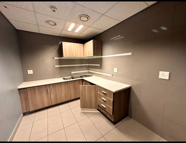 1,207M² OFFICE TO LET IN ROSEBANK